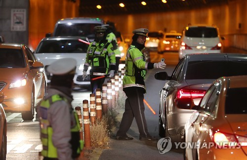 서울 중구 장충동 2호터널 앞에서 경찰이 음주운전 단속을 하고 있다. 연합뉴스