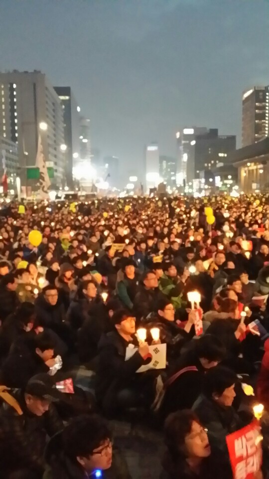 17일 서울 광화문광장에서 열린 8차 촛불집회에도 많은 시민들이 모여 한목소리로 “박근혜 대통령 즉각 퇴진”을 외쳤다. 홍인기 기자 ikik@seoul.co.kr