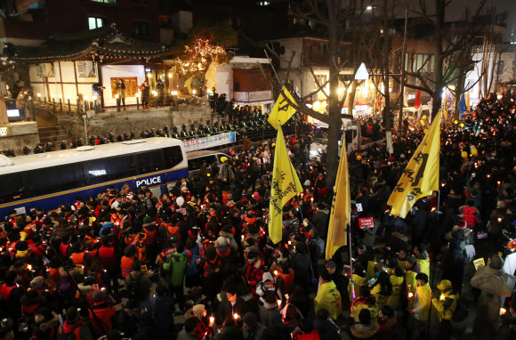 총리공관 앞까지 행진한 촛불집회 참가자들