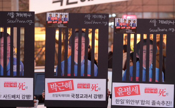박근혜 대통령의 탄핵을 촉구하는 8차 촛불집회가 열린 17일 오후 광화문 광장에서 시민들이 쇠창살 모형을 들고 있다.  도준석 기자 pado@seoul.co.kr