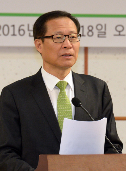 18일 국회의원 회관에서 국민의당 문병호 전 의원이 당대표 도전을 선언하며 기자회견을 갖고 있다.  박지환기자 popocar@seoul.co.kr
