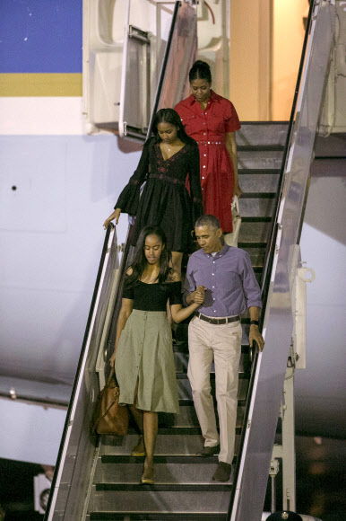 버락 오바마 미국 대통령(맨 앞 오른쪽)이 대통령으로서 마지막 겨울 휴가를 보내기 위해 가족과 함께 16일(현지시간) 하와이 진주만의 미군기지에 도착, 전용기인 ’에어포스 원’에서 내리고 있다. 사진 앞 왼쪽은 큰딸 말리아, 뒤쪽으로 작은딸 샤샤와 부인 미셸 여사. AP 연합뉴스