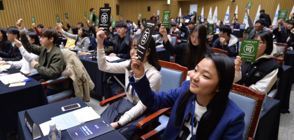 18일 서울시청에서 열린 ‘서울시 청소년 의회’에 참석한 청소년 의원들이 찬성은 ‘가’(可), 반대는 ‘부’(否)라고 적힌 팻말을 들어 상정된 법안에 대한 의사를 밝히고 있다. 손형준 기자 boltagoo@seoul.co.kr