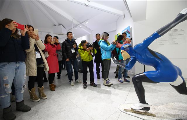 강릉의 동계올림픽 홍보관을 찾은 각국 기자들과 여행사 관계자들이 스케이팅 조형물 앞에서 사진을 찍고 있다. 한국관광공사 제공