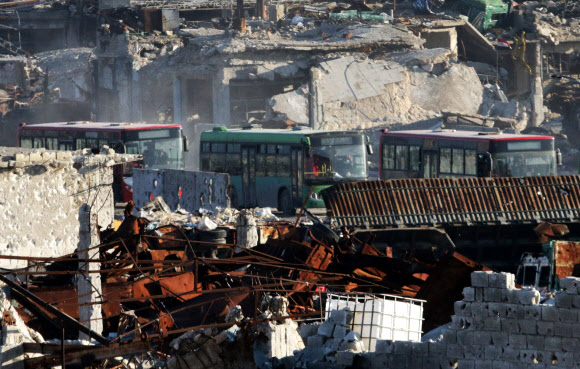 알레포 진입하는 반군·주민 철수용 버스들