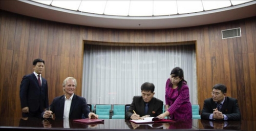 북한축구대표팀 안데르센 감독(왼쪽에서 두 번째)이 지난 11일 북한 평양 고려호텔에서 북한축구협회 관계자들과 만나 재계약을 맺고 있다. (안데르센 블로그 캡처)연합뉴스