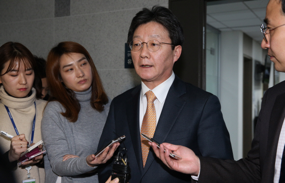 새누리당 유승민 의원이 19일 국회 의원회관에서 기자들과 만나 비박(비박근혜)계의 당 비상대책위원장 추천에 대한 입장을 밝히고 있다. 이종원 선임기자 jongwon@seoul.co.kr