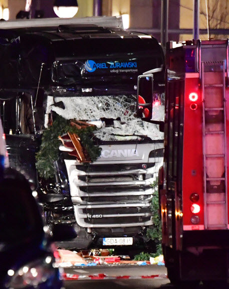 독일 베를린 카이저 빌헬름 메모리얼 교회 근처 크리스마스 마켓에서 19일 오후 8시14분쯤(현지시간) 발생한 트럭테러에 사용된 트럭의 앞유리가 산산조각으로 부서졌다. AFP 연합뉴스