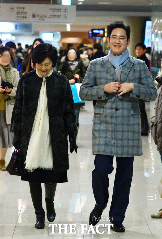 이재용 삼성전자 부회장(오른쪽)은 지난해 12월 27일 어머니 홍라희 삼성미술관 라움 관장과 함께 예술의전당을 찾아 딸의 공연을 관람한 바 있다.. 더팩트 제공