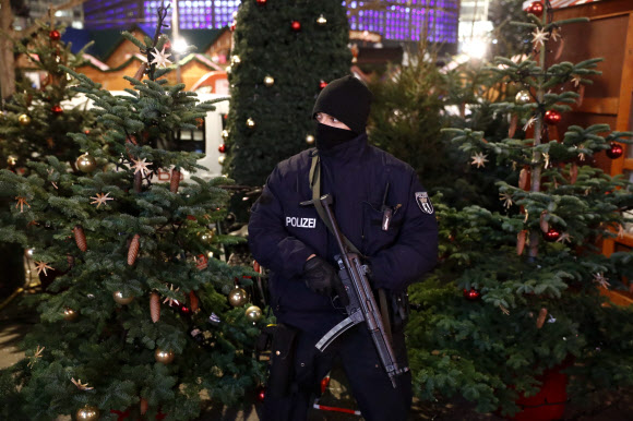 독일 베를린 브라이트샤이트 광장에서 지난 19일(이하 현지시간) 발생한 트럭테러로 12명이 사망한 가운데 20일 무장 경찰이 사건이 발생한 광장의 크리스마스 마켓에서 경계태세를 갖추고 있다. AFP 연합뉴스