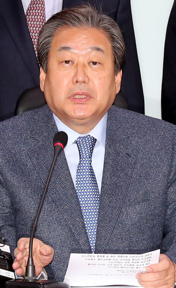 기자회견하는 김무성 전 새누리당 대표