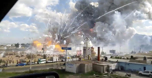20일(현지시간) 오후 멕시코 툴테펙 산 파블리토 폭죽시장에서 발생한 폭발 현장을 지나가는 차 안에서 비디오로 찍은 모습. 툴테펙 AP 연합뉴스