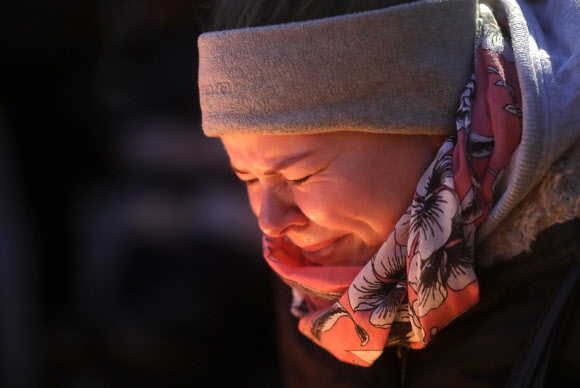 독일 베를린의 한 시민이 20일(현지시간) 눈을 감은 채 고통스러운 표정을 지으며 전날 트럭 테러로 희생된 사람들을 추모하고 있다. 베를린 AP 연합뉴스