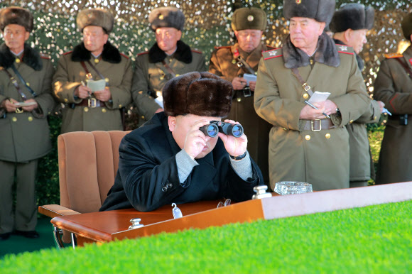 김정은 북한 노동당 위원장이 쌍안경으로 방사포병중대 사격 경기를 참관하고 있다. 21일 조선중앙통신이 보도했다. 연합뉴스