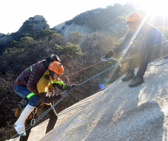 1일 북한산 경찰산악구조대원들이 등산 중 사고를 당한 시민을 등에 업어 로프를 이용하여 이동하는 훈련을 하고 있다. 2016.12.1 이언탁기자 utl@seoul.co.kr