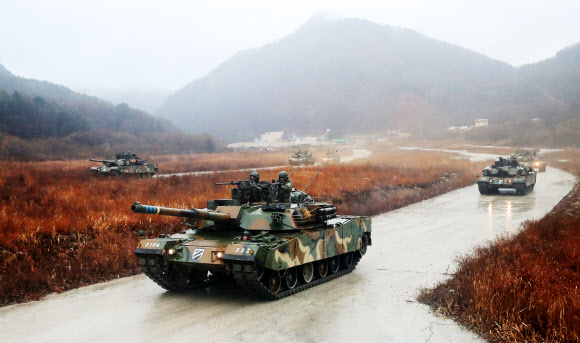 기동하는 전차들