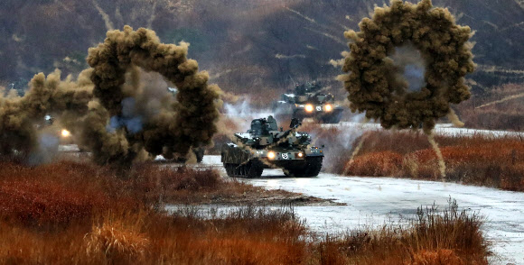 기동하는 전차들