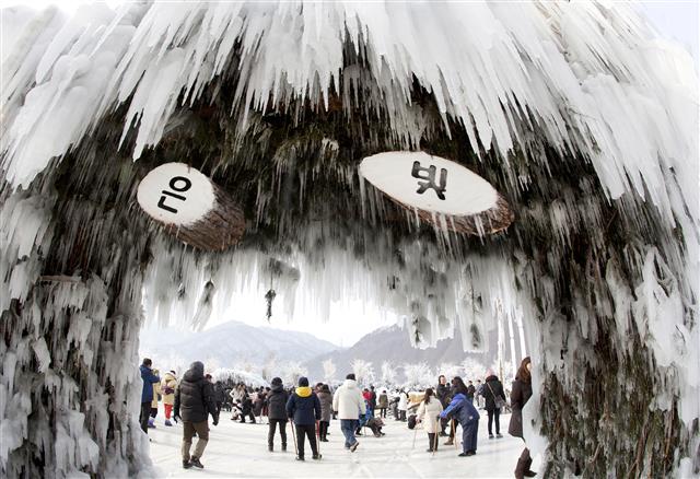 2년 전 열린 인제 빙어축제장에 만들어 놓은 얼음 숲 전경. <br>인제군 제공