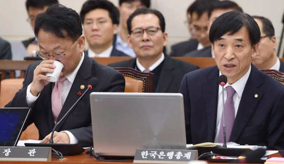 유일호(왼쪽) 경제부총리 겸 기획재정부 장관과 이주열 한국은행 총재가 지난 22일 국회 기획재정위원회 전체회의에서 의원들의 질의에 답하고 있다. 이종원 선임기자 jongwon@seoul.co.kr