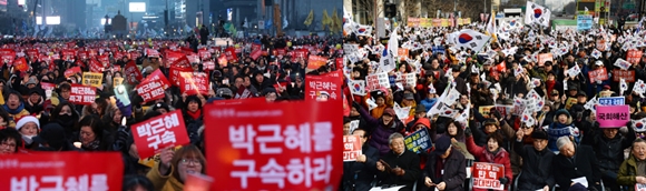 24일 탄핵 촉구 촛불집회 vs 보수단체 맞불집회