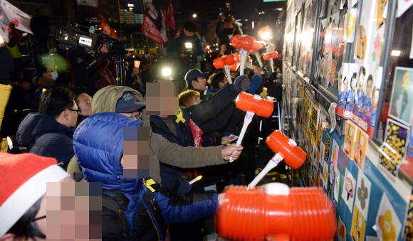 12월 24일 촛불집회, 조기탄핵 촉구하는 ‘뿅망치’ 등장