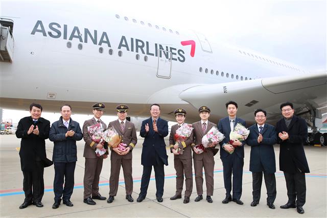 김수천(왼쪽 다섯 번째) 아시아나항공 사장이 지난 23일 인천국제공항 주기장에서 열린 ‘A380 6호기 도입 행사’에서 활짝 웃으며 박수를 치고 있다. 아시아나항공 제공