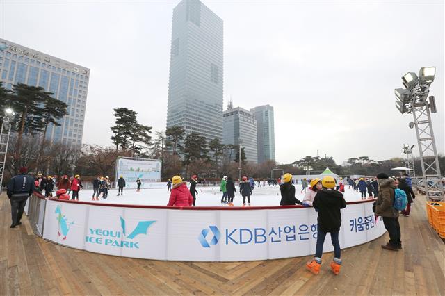 산업은행 후원으로 개장한 서울 여의도공원 ‘여의 아이스파크’에서 시민들이 스케이트를 즐기고 있다. 산업은행 제공