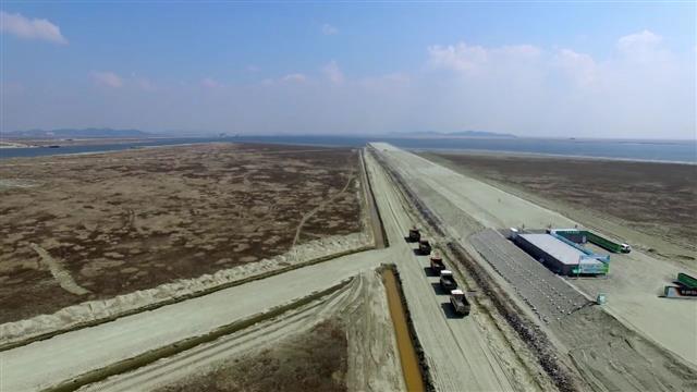 새만금 내부 동서2축 도로 건설이 한창 진행 중이다.<br>전북도 제공