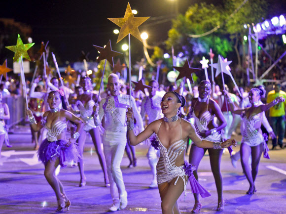 콜롬비아 살사댄서들이 25일(현지시간) 콜롬비아 칼리에서 열린 ‘2016 살소드로모(Salsodromo)’ 퍼레이드에서 멋진 살사 춤을 선보이고 있다. AP 연합뉴스