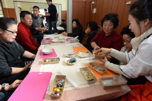 김미선(오른쪽) 대표가 현장 체험차 방문한 전남 구례군 사회복지재단 직원들에게 떡 만드는 방법을 설명해 주고 있다.