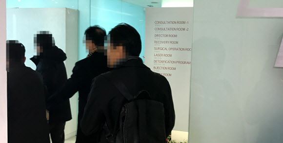 박영수 특별검사팀이 28일 오전 ’비선 진료’ 의혹을 받는 김영재 의원 사무실을 압수수색하기 위해 건물 안으로 들어가고 있다.  연합뉴스