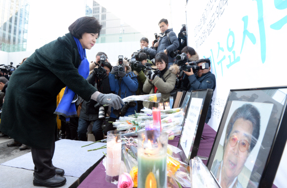 28일 오후 서울 종로 구(舊) 일본대사관 앞에서 열린 ‘제1263차 일본군 위안부 문제 해결을 위한 정기 수요시위’에서 추미애 더불어민주당 대표가 올해 돌아가신 위안부 할머니의 영정에 헌화하고 있다.  도준석 기자 pado@seoul.co.kr