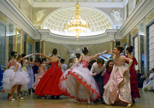 27일(현지시간) 러시아 상트페테르부르크 미하일로프스키 성에서 열린 크리스마스 댄스파티에서 사람들이 춤을 추고 있다.  AFP 연합뉴스