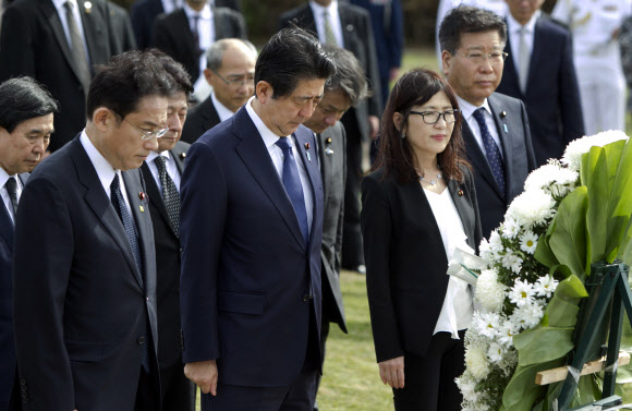 아베, 美 국립태평양기념묘지에 헌화