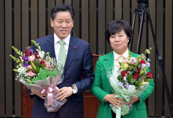 국민의당 새 원내대표와 정책위의장으로 선출된 주승용(왼쪽), 조배숙 의원이 29일 오전 서울 여의도 국회에서 열린 의원총회에서 기념촬영을 하고 있다.  이종원 선임기자 jongwon@seoul.co.kr