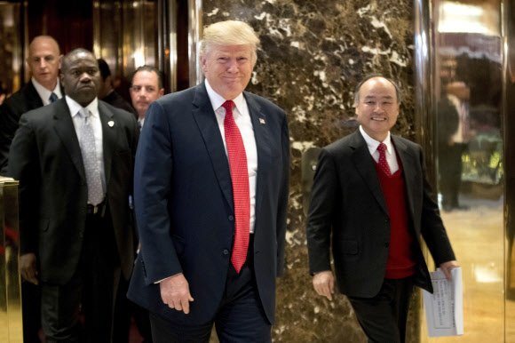 도널드 트럼프 미국 대통령 당선자(오른쪽 두 번째)·손정의 소프트뱅크 사장(오른쪽) AP 연합뉴스
