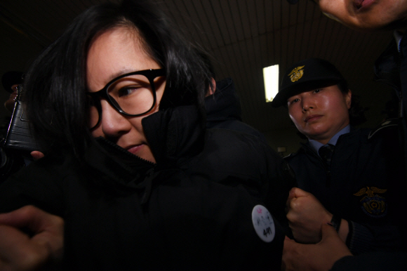 국정농단 최순실씨의 조카 장시호씨가 30일 오전 서울 강남구 특검사무실에 조사 받기 위해 출석하고 있다.  강성남 선임기자 snk@seoul.co.kr