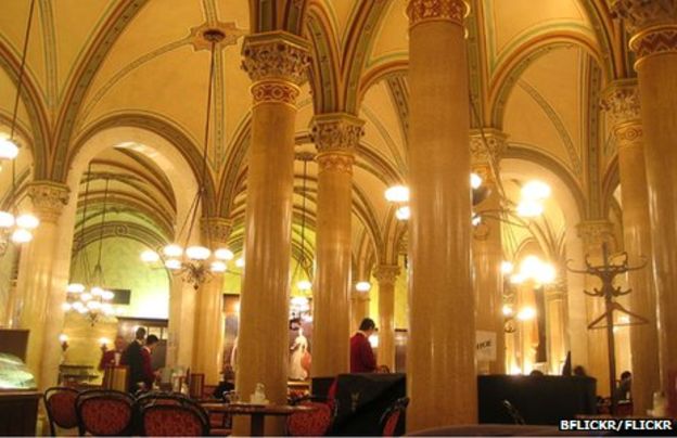 트로츠키와 히틀러가 카페 센트럴의 웅장한 천장 아래에서 커피를 홀짝이곤 했다. BBC 홈페이지 캡처