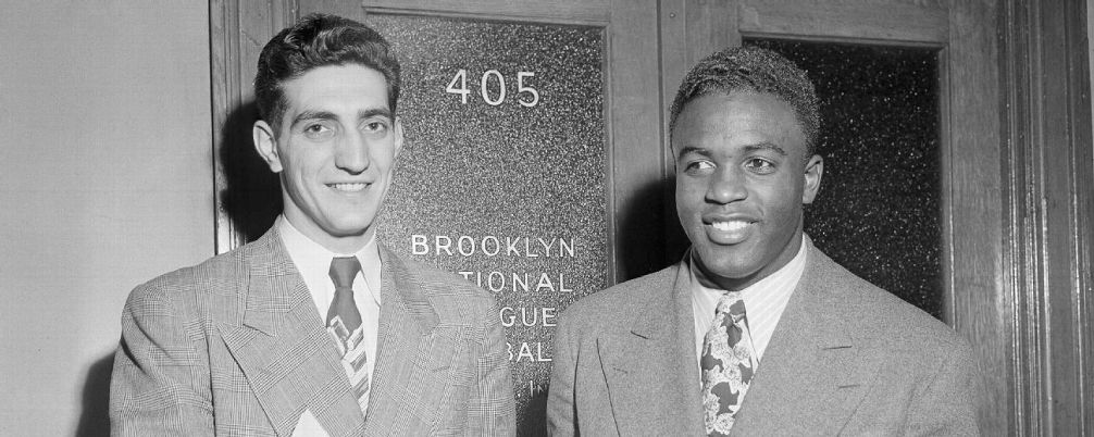재키 로빈슨(오른쪽)과 랠프 브랑카는 미국 프로 스포츠 사상 최초로 흑인과 백인이 손 잡고 뭔가를 이뤄낼 수 있다는 것을 보여줬다. 　 AP 자료사진