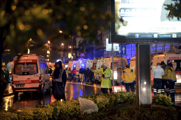 1일(현지시간) 터키 이스탄불의 유명 나이트클럽에 무장 괴한들이 총격을 가해 35명이 사망하고 40여명이 부상했다. 사진은 총격사건의 현장에서 의료진과 경찰들이 분주히 사태를 수습하는 모습. AP 연합뉴스