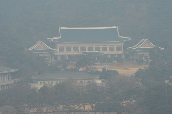 새해 첫날인 1일 청와대 본관이 적막감에 싸여 있다. 안주영 기자jya@seoul.co.kr