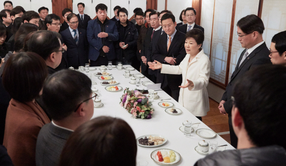 박근혜 대통령이 신년을 맞아 청와대 상춘재에서 춘추관 출입기자들과 만나 대화를 나누고 있다. 청와대 제공