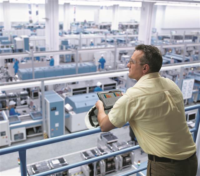 독일 지멘스 암베르크 공장에서 한 직원이 태블릿 PC로 제조 공정을 실시간 모니터링하고 있다. 암베르크 공장의 모든 부품은 일련번호가 있어 공정 중 발생하는 오류나 이상이 즉시 관리자에게 통보된다. 지멘스 제공