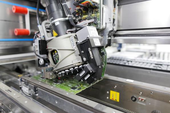 암베르크 공장 자동화 기계가 ‘시마틱 PLCs’(로봇이나 기계를 조종하는 일종의 칩)를 생산하는 모습. 지멘스 제공