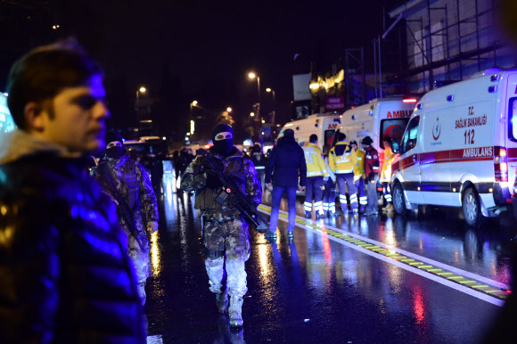 새해 첫날인 1일 이스탄불 특수경찰과 구급대원이 테러 현장인 나이트클럽 주변에 배치돼 주변을 감시하고 있다. 이스탄불 AFP 연합뉴스