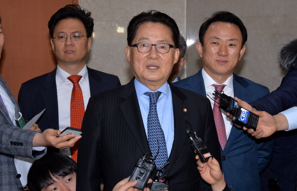 2일 국회에서 국민의당 박지원 의원이 당대표 출마를 선언하는 기자회견을 하고 있다. 이종원 선임기자 jongwon@seoul.co.kr