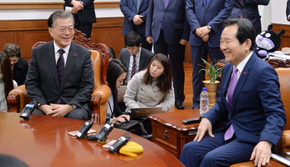 더불어민주당 문재인 전 대표가 2일 정세균 국회의장을 예방, 인사를 한 후 환담을 나누고 있다. 이종원 선임기자 jongwon@seoul.co.kr