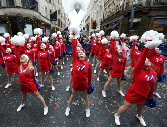 1일(현지시간) 영국 런던에서 열린 새해맞이 퍼레이드에서 전미 대표 치어리더들이 퍼포먼스를 선보이고 있다.  AP 연합뉴스