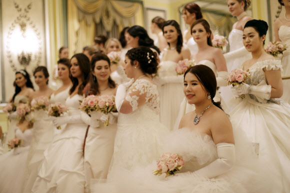 지난 29일(현지시간) 미국 뉴욕에서 열린 ‘국제 데뷔탄트 볼(International Debutante Ball)’에서 어린 숙녀들이 사교계에 정식 데뷔를 하고 있다. AP 연합뉴스