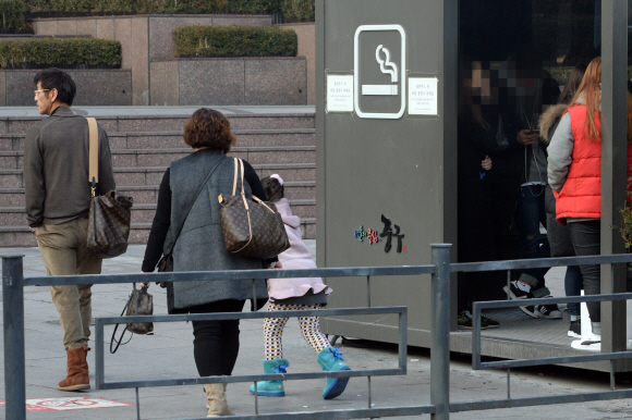 3일 오전 서울 지하철 2호선 을지로입구역 출입구에 있는 개방 흡연실 앞으로 한 아이가 지나가고 있다. 도준석 기자 pado@seoul.co.kr